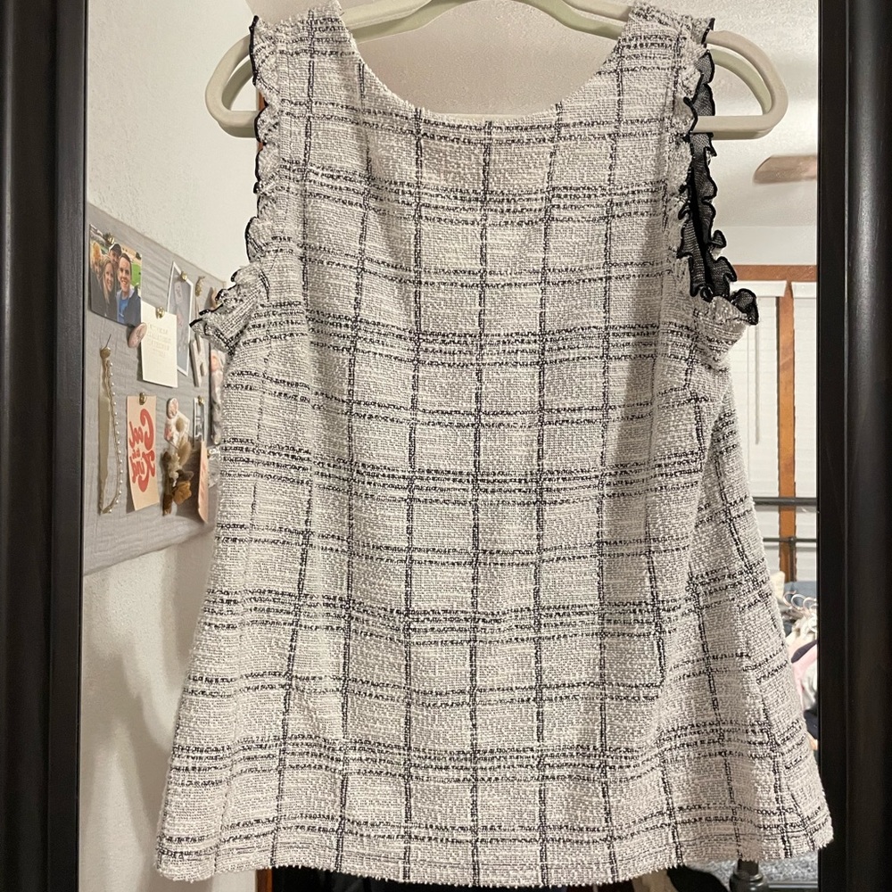 Banana Republic black and white sleeveless blouse